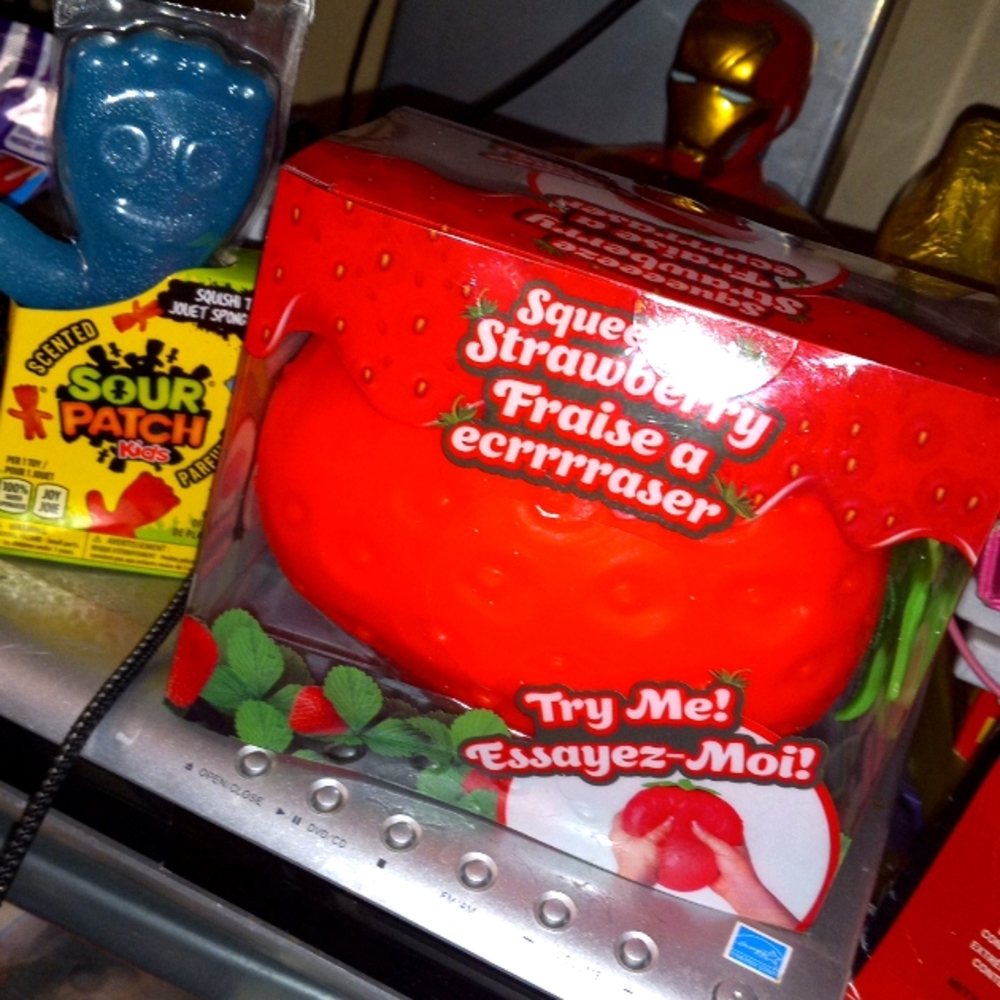 SQUUSHY STRAWBERR LARGE SMELLS SWEET squeeze